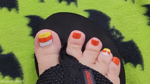 www.myprettyfeet8.com - Candy Corn Toe Wiggle thumbnail