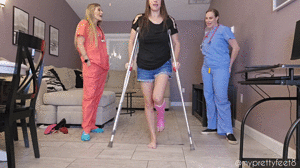 www.myprettyfeet8.com - Crutch Creeps Kitty Quinn Vicky Vix thumbnail