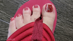 www.myprettyfeet8.com - Red Toe Wiggling thumbnail